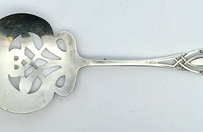 Monticello by Lunt Sterling Silver Nut Spoon 5"  No Monogram 18.3 Grams