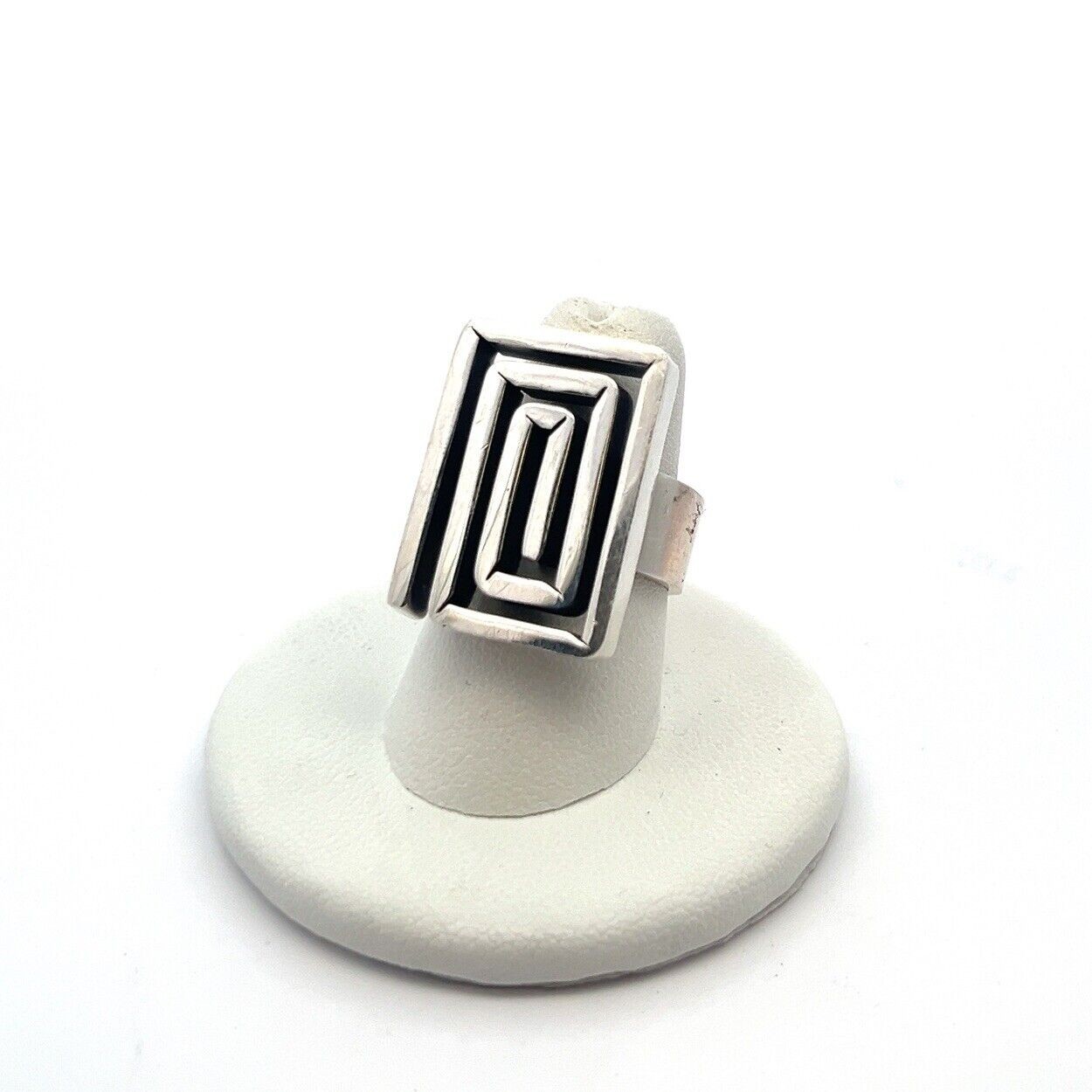 925 Sterling Silver Square Cut Out Ring Size: 8 (17.8g)