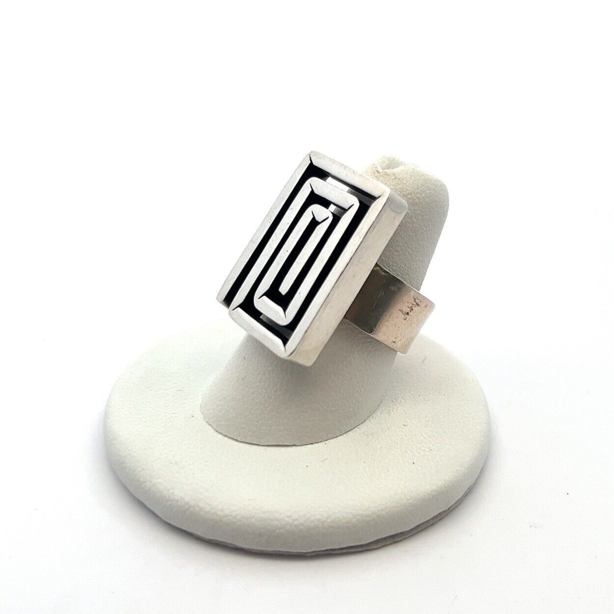 925 Sterling Silver Square Cut Out Ring Size: 8 (17.8g) - Image 2