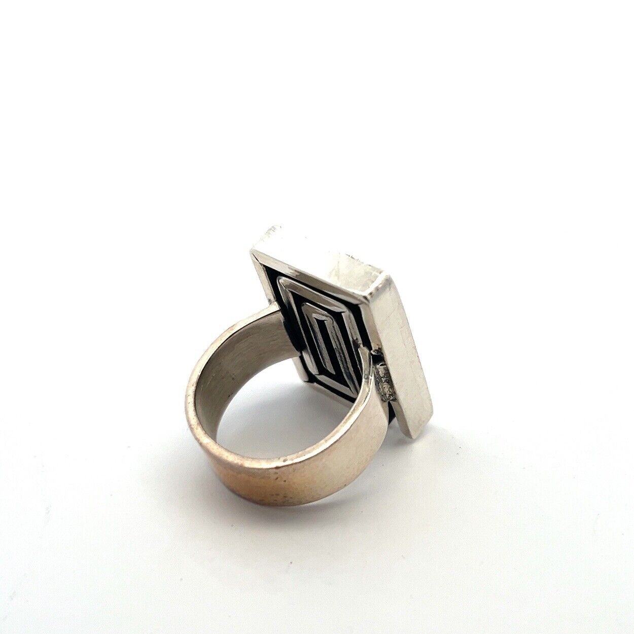 925 Sterling Silver Square Cut Out Ring Size: 8 (17.8g) - Image 4